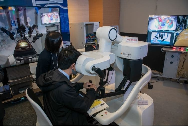 Kyushu University and F.MED Begin Remote Surgery Robot Demonstration Using IOWN APN